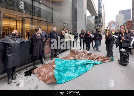 New York, USA. 28. April 2023. Demonstranten des Klimawandels werfen schwarze Farbe und halten Plastik-Mistgabeln während einer Demonstration vor dem Black Rock Building in Hudson Yards, ein Demonstranter, der in New York, USA, festgenommen wurde. Kredit: Jennifer Graylock/Alamy Live News Stockfoto