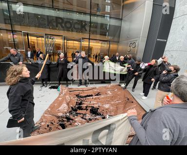 New York, USA. 28. April 2023. Demonstranten des Klimawandels werfen schwarze Farbe und halten Plastik-Mistgabeln während einer Demonstration vor dem Black Rock Building in Hudson Yards, ein Demonstranter, der in New York, USA, festgenommen wurde. Kredit: Jennifer Graylock/Alamy Live News Stockfoto