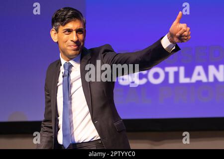 Glasgow, Schottland, Großbritannien. 28. April 2023. Schottische Konservative Konferenz 2023. Der britische Premierminister Rishi Sunak verlässt die Bühne nach seiner Rede zur Konferenz und Frage-und-Antwort-Sitzung im Scottish Events Campus (SEC) in Glasgow Credit: Kay Roxby/Alamy Live News Stockfoto