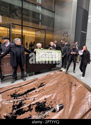 New York, USA. 28. April 2023. Demonstranten des Klimawandels werfen schwarze Farbe und halten Plastik-Mistgabeln während einer Demonstration vor dem Black Rock Building in Hudson Yards, ein Demonstranter, der in New York, USA, festgenommen wurde. Kredit: Jennifer Graylock/Alamy Live News Stockfoto