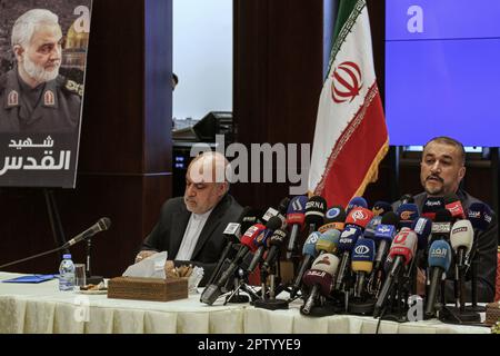 Beirut, Libanon. 28. April 2023. Der iranische Außenminister Hossein Amir-Abdollahian hält in der iranischen Botschaft in Beirut eine Pressekonferenz. Kredit: Marwan Naamani/dpa/Alamy Live News Stockfoto