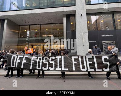 New York, USA. 28. April 2023. Demonstranten des Klimawandels werfen schwarze Farbe und halten Plastik-Mistgabeln während einer Demonstration vor dem Black Rock Building in Hudson Yards, ein Demonstranter, der in New York, USA, festgenommen wurde. Kredit: Jennifer Graylock/Alamy Live News Stockfoto