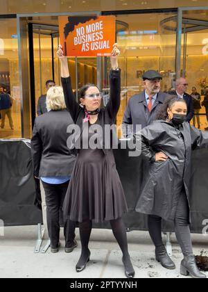 New York, USA. 28. April 2023. Demonstranten des Klimawandels werfen schwarze Farbe und halten Plastik-Mistgabeln während einer Demonstration vor dem Black Rock Building in Hudson Yards, ein Demonstranter, der in New York, USA, festgenommen wurde. Kredit: Jennifer Graylock/Alamy Live News Stockfoto