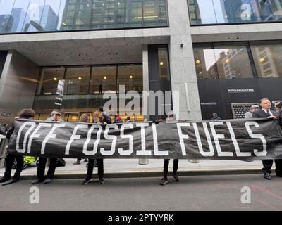 New York, USA. 28. April 2023. Demonstranten des Klimawandels werfen schwarze Farbe und halten Plastik-Mistgabeln während einer Demonstration vor dem Black Rock Building in Hudson Yards, ein Demonstranter, der in New York, USA, festgenommen wurde. Kredit: Jennifer Graylock/Alamy Live News Stockfoto