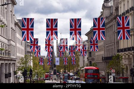 London, Großbritannien. 28. April 2023 Union Jacks schmücken die Regent Street vor der Krönung von König Karl III., die am 6. Mai stattfindet. Stockfoto