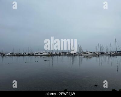 Segelboot-Reflexionen an Port Sidney Marina an einem düsteren und bedeckten Tag - Sidney, Vancouver Island, British Columbia, Kanada Stockfoto