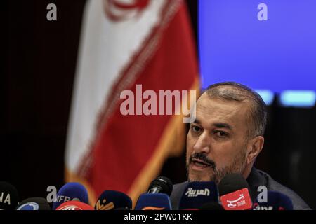 Beirut, Libanon. 28. April 2023. Der iranische Außenminister Hossein Amir-Abdollahian hält in der iranischen Botschaft in Beirut eine Pressekonferenz. Kredit: Marwan Naamani/dpa/Alamy Live News Stockfoto