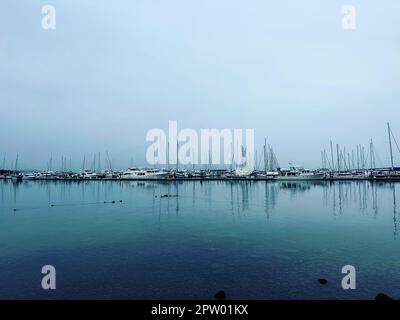 Segelboot-Reflexionen an Port Sidney Marina an einem düsteren und bedeckten Tag - Sidney, Vancouver Island, British Columbia, Kanada Stockfoto