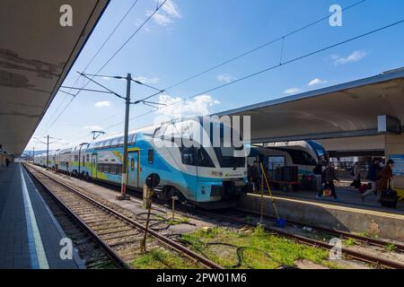 Wien: Personenzüge der Westbahn am Bahnhof Wien Westbahnhof 15. Rudolfsheim-Fünfhaus, Wien, Österreich Stockfoto