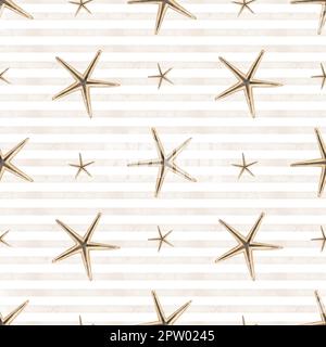 Sternförmiges Muster auf gestreiftem Hintergrund. Handgezeichnete Aquarellzeichnung von beigen Muscheln für Geschenkpapier oder Textildesign im marinen Stil. Unterwasser- oder Strandkulisse mit Warteschlangen. Stockfoto
