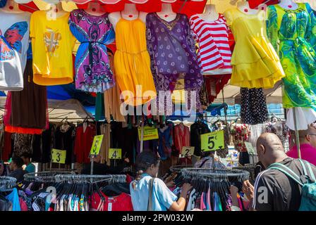 Montreuil, Frankreich, People Shopping, lokaler Flohmarkt, Gebrauchtbekleidung, Vororte, Fast Fashion, Damenbekleidung auf dem Display Stockfoto