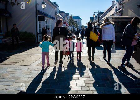 Serris, Frankreich, Menschenmenge, Chinesische Familie, Leute Shopping, Weggehen, La Vallée Village, Discount Shopping Center, Pariser Vororte, Straßenszene Stockfoto