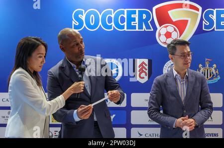 Les Ferdinand (Zentrum) und Joe Tan, CEO der Hong Kong Football Association (R), nehmen an der Pressekonferenz für Fußball Sevens im Football Club, Happy Valley Teil. 26APR23 SCMP/Yik Yeung-man Stockfoto