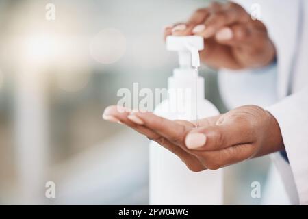 Gesundheit, Reinigung und covid Regeln im Krankenhaus durch Arzt desinfizieren Hände mit Hand-Desinfektionsmittel. Compliance, Sicherheit und Koronakontrolle durch Gesundheitsexperten Stockfoto