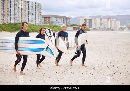 Surfen ist mehr als belebend. Junge Surfer sind begeistert von den fantastischen Wellen Stockfoto