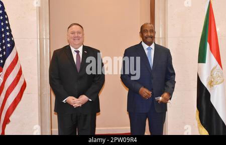 MIKE POMPEO US-Außenminister mit dem Vorsitzenden des sudanesischen staatsrats, General Abdel Fattah al-Burhan, 25. August 2020. Stockfoto