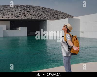 Abu Dhabi, Vereinigte Arabische Emirate - 21. März 2023 : weibliche Reisende in der Nähe des Louvre in Abu Dhabi, Vereinigte Arabische Emirate. Der Louvre ist ein neues Museum in den Vereinigten Arabischen Emiraten, das am 8. 2017. November eröffnet wurde Stockfoto