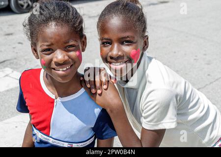 Miami Florida, Frederick Douglass Elementary School, Studenten in der Innenstadt, schwarze afrikanische Afrikaner Minderheit, Mädchen Mädchen weibliche Freunde draußen, Stockfoto