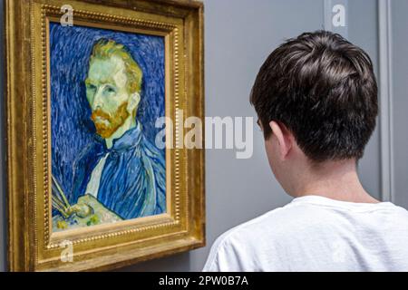 Washington DC,National Gallery of Art,Vincent van Gogh malen,jugendlich Junge sieht selbst Porträt suchen, Stockfoto