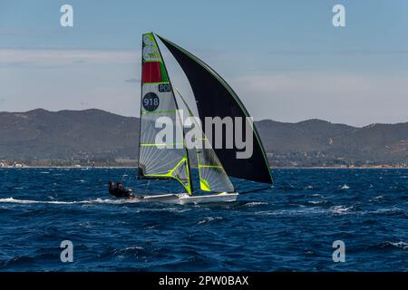 Hyeres, Frankreich. 25. April 2023. Die portugiesische Mannschaft (Ricardo alves und Tiago alves) tritt am 2. Tag der französischen Olympischen Woche 2023 in der 49rs. Kategorie an. Die französische Olympische Woche 2023 findet vom 23. Bis 30. April 2023 in Hyères-les-Palmiers statt und wird die weltbesten Segelspezialisten für die künftigen Olympischen Spiele 2024 in Paris zusammenbringen. (Foto: Laurent Coust/SOPA Images/Sipa USA) Guthaben: SIPA USA/Alamy Live News Stockfoto