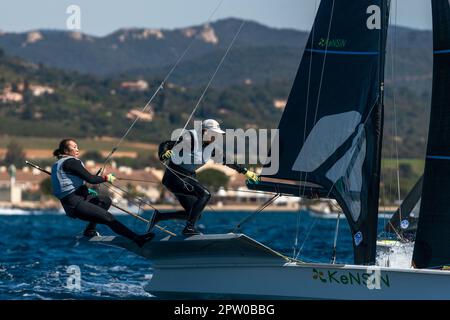 Hyeres, Frankreich. 25. April 2023. Die japanische Mannschaft (Saki Matsunae und Yuri Saito) tritt an Tag 2 der französischen Olympischen Woche 2023 in der FX-Kategorie gegeneinander an. Die französische Olympische Woche 2023 findet vom 23. Bis 30. April 2023 in Hyères-les-Palmiers statt und wird die weltbesten Segelspezialisten für die künftigen Olympischen Spiele 2024 in Paris zusammenbringen. (Foto: Laurent Coust/SOPA Images/Sipa USA) Guthaben: SIPA USA/Alamy Live News Stockfoto