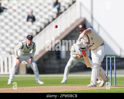 Birmingham, Großbritannien. 28. April 2023. Jamie Smith von Surrey streikt am 2. Tag des Spiels der LV County Championship zwischen Warwickshire CCC und Surrey CCC am Edgbaston Cricket Ground, Birmingham, England, am 28. April 2023. Foto: Stuart Leggett. Nur redaktionelle Verwendung, Lizenz für kommerzielle Verwendung erforderlich. Keine Verwendung bei Wetten, Spielen oder Veröffentlichungen von Clubs/Ligen/Spielern. Kredit: UK Sports Pics Ltd/Alamy Live News Stockfoto