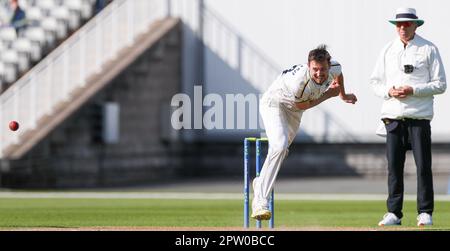 Birmingham, Großbritannien. 28. April 2023. Ed Barnard Bowling in Warwickshire am 2. Tag des Spiels der LV County Championship zwischen Warwickshire CCC und Surrey CCC am Edgbaston Cricket Ground, Birmingham, England, am 28. April 2023. Foto: Stuart Leggett. Nur redaktionelle Verwendung, Lizenz für kommerzielle Verwendung erforderlich. Keine Verwendung bei Wetten, Spielen oder Veröffentlichungen von Clubs/Ligen/Spielern. Kredit: UK Sports Pics Ltd/Alamy Live News Stockfoto