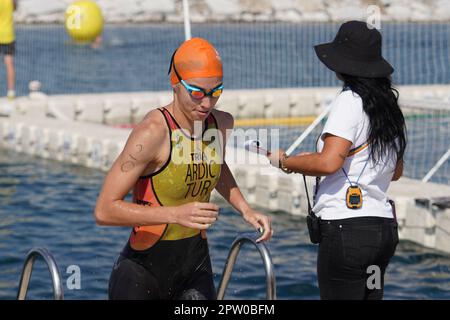 ISTANBUL, TURKIYE - 02. JULI 2022: Undefinierter Athlet, der während des Maltepe Water Sports Festival in der Schwimmkomponente des Aquathlons teilnimmt Stockfoto