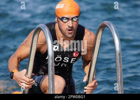 ISTANBUL, TURKIYE - 02. JULI 2022: Undefinierter Athlet, der während des Maltepe Water Sports Festival in der Schwimmkomponente des Aquathlons teilnimmt Stockfoto
