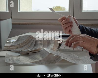 Papierquittungen in einem Stapel von Tickets. Nahaufnahme von Kasseneingängen. Stockfoto