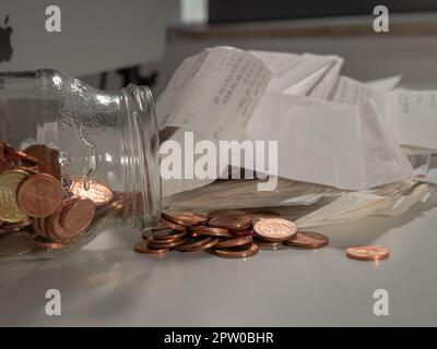 Papierquittungen in einem Stapel von Tickets. Nahaufnahme von Kasseneingängen. Stockfoto