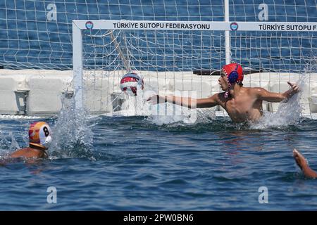 ISTANBUL, TURKIYE - 02. JULI 2022: Wasserball-Spiel während des Maltepe Water Sports Festival Stockfoto