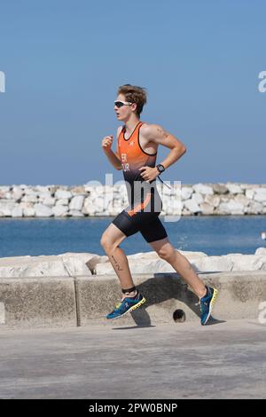 ISTANBUL, TURKIYE - 02. JULI 2022: Undefinierter Athlet, der während des Maltepe Water Sports Festival in der Laufkomponente des Aquathlon antritt Stockfoto