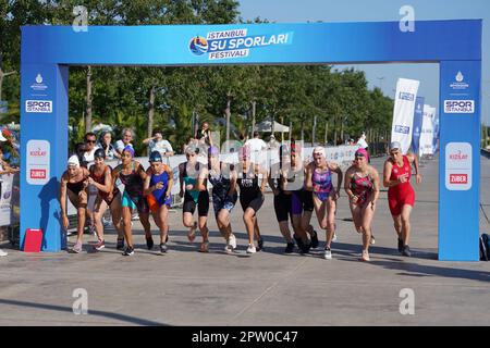 ISTANBUL, TURKIYE - 02. JULI 2022: Athleten, die während des Maltepe Water Sports Festival in der Laufkomponente des modernen Fünfkampfs antreten Stockfoto