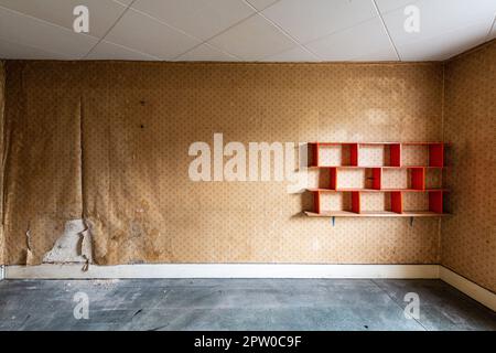 Innenfoto einer abblätternden Tapete in einem leeren Raum in einem leeren Haus in South London. Stockfoto