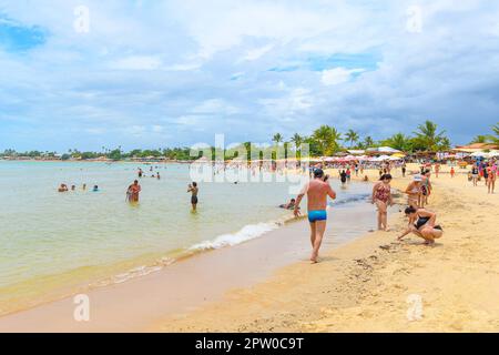 Santa Cruz Cabralia, BA, Brasilien - 05. Januar 2023: Blick auf Coroa Vermelha Beach, ein Touristenziel im Bundesstaat Bahia. Historischer Strand aus der Zeit Stockfoto