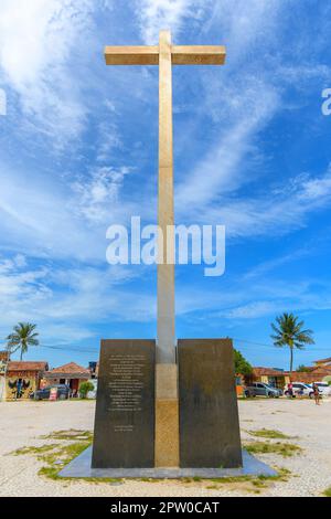 Santa Cruz Cabralia, BA, Brasilien - 05. Januar 2023: Das Kreuz von Coroa Vermelha, Denkmal zu Ehren der ersten Messe Brasiliens von den portugiesen. Tour Stockfoto