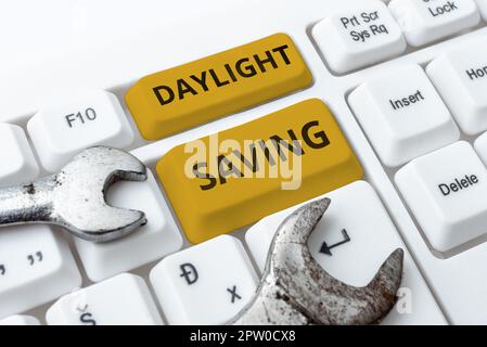 Textunterschrift mit Sommerzeit, Geschäftsansatz die Uhr wird nach vorn gedreht, wenn das Wetter wärmer wird Stockfoto