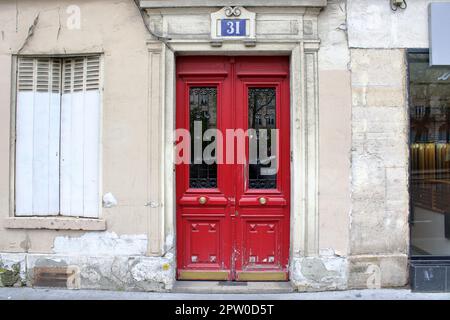 Blick auf eine farbenfrohe rote Tür hier auf dem Boulevard Richard Lenoir im 11. Arrondissement von Paris Frankreich. Stockfoto