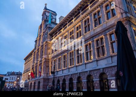 5. Januar 2023, Antwerpen, Belgien, Nachtszene des Rathauses von Antwerpen am Groten Markt oder Hauptplatz, Belgien während der Weihnachtszeit. Hochwertiges Foto Stockfoto