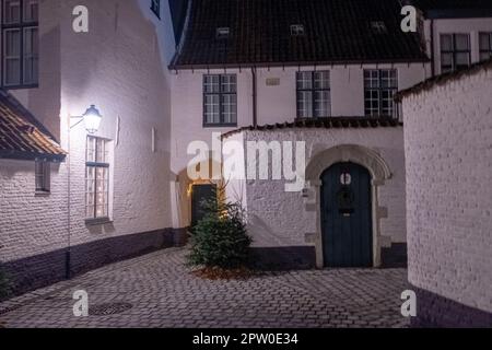 Kortrijk, Westflandern, Belgien, 24.12.2023 Jahre alt, weißer Bettenbau in der Nacht. Hochwertiges Foto Stockfoto