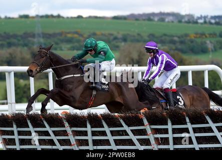 Impaire et Passe geritten von Jockey Paul Townend auf dem Weg, die Alanna Homes Champion Novice Hürde am vierten Tag des Punchestown Festivals auf der Punchestown Racecourse in County Kildare, Irland zu gewinnen. Foto: Freitag, 28. April 2023. Stockfoto