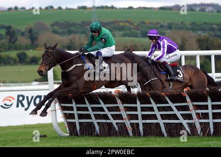 Impaire et Passe geritten von Jockey Paul Townend auf dem Weg, die Alanna Homes Champion Novice Hürde am vierten Tag des Punchestown Festivals auf der Punchestown Racecourse in County Kildare, Irland zu gewinnen. Foto: Freitag, 28. April 2023. Stockfoto