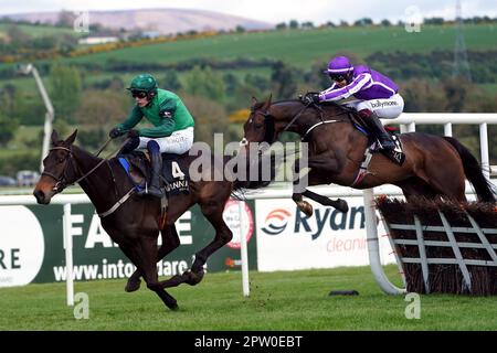 Impaire et Passe geritten von Jockey Paul Townend auf dem Weg, die Alanna Homes Champion Novice Hürde am vierten Tag des Punchestown Festivals auf der Punchestown Racecourse in County Kildare, Irland zu gewinnen. Foto: Freitag, 28. April 2023. Stockfoto