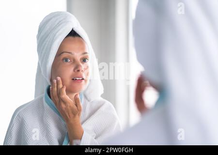 Frau Quetscht Den Pickel Auf Ihr Gesicht. Akne Hautproblem Stockfoto