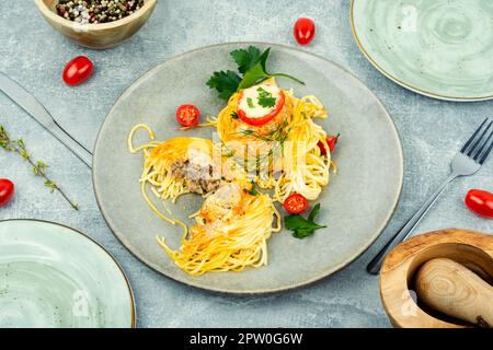 Spaghetti-Nester, gebacken mit Fleischbällchen und Käse Stockfoto