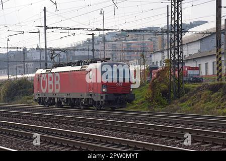 OBB Österreichische Eisenbahnlokomotive, die in Bratislava, Slowakei, ankommt Stockfoto