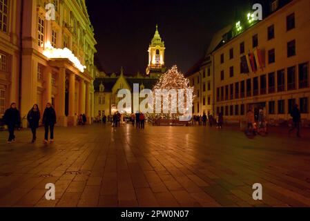 Menschen auf dem Bratislava Weihnachtsmarkt, Hlavné Námestie Hauptplatz in der historischen Altstadt, Bratislave, Slowakei Stockfoto