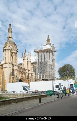 Lastwagen parken auf dem Vorplatz des King's College, University of Cambridge, England, während Sonnenkollektoren am Kapellendach angebracht sind. Stockfoto