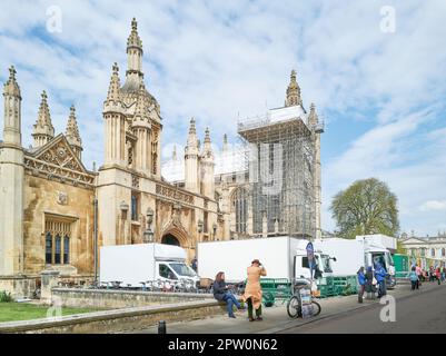 Lastwagen parken auf dem Vorplatz des King's College, University of Cambridge, England, während Sonnenkollektoren am Kapellendach angebracht sind. Stockfoto